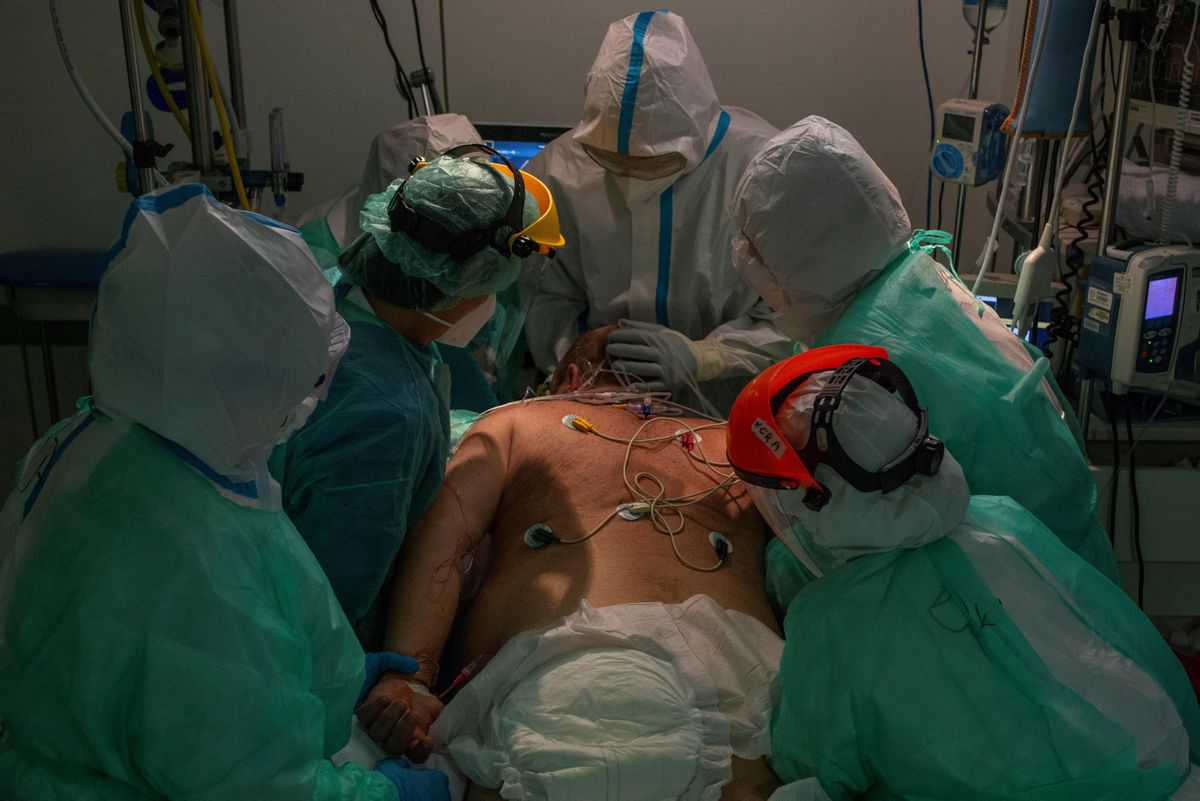 Profesionales sanitarios atendiendo a un paciente en la UCI del CHUO.