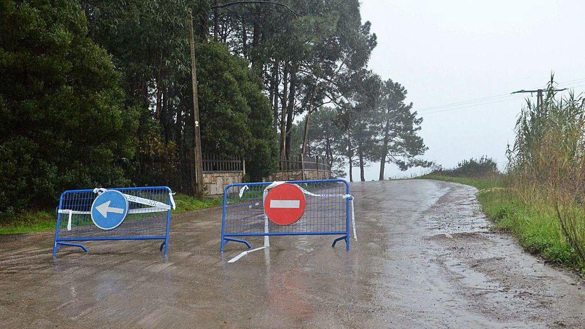 La pista de Tragove estuvo cortada el año pasado para un arreglo temporal con motoniveladora.