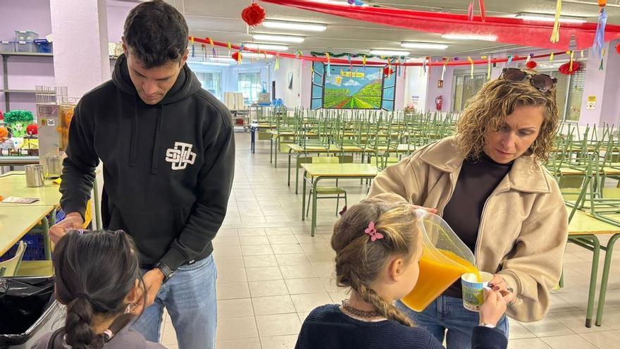 Vitaminas directas del campo al cole: los escolares de Dénia, la Xara y Jesús Pobre beben zumo de 3.000 kilos de naranjas