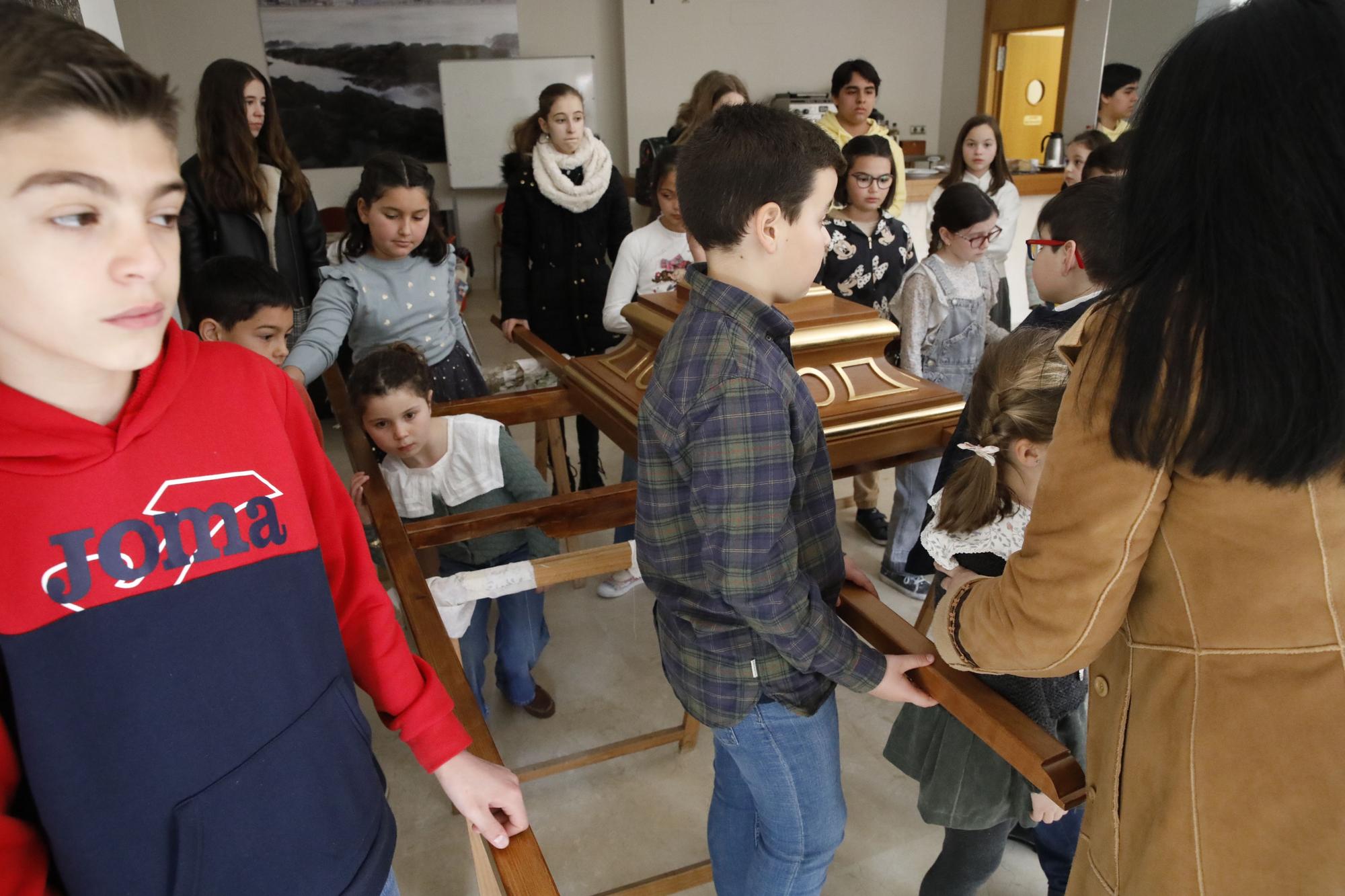 En imágenes: Ensayo de la Cofradía del Niño del Remedio para su procesión de Semana Santa