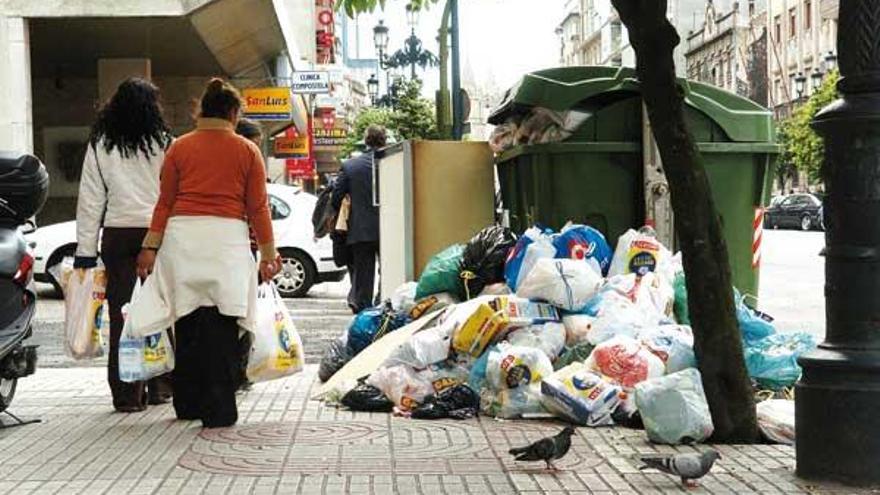 Basura acumulada durante la huelga de 2005 en pleno centro de Vigo, en García Barbón.