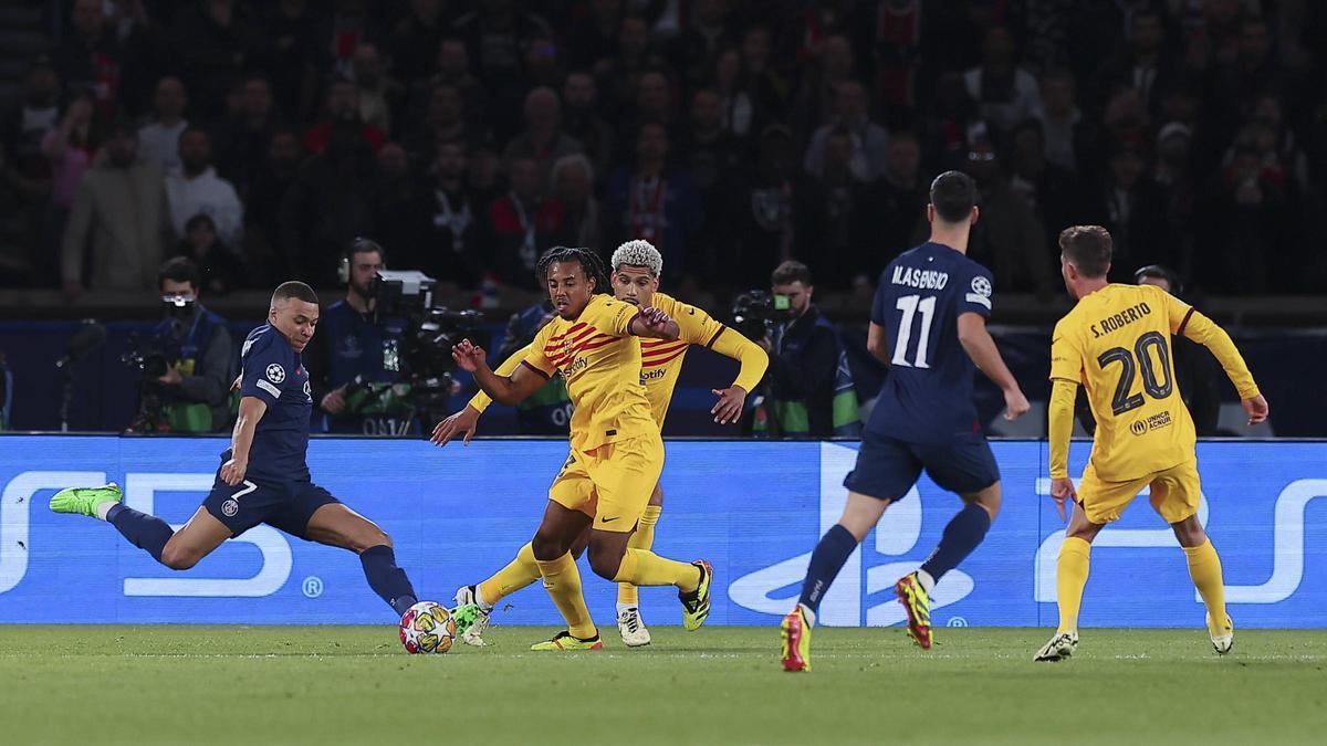 Koundé marcó a Mbappé en el duelo entre el PSG y el FC Barcelona