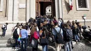 Varios estudiantes acceden al instituto Visconti, en Roma, en 2021.