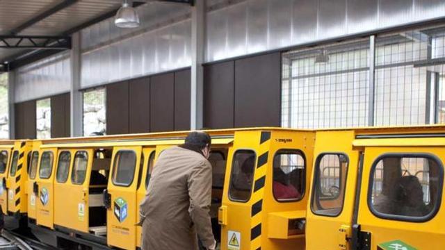 El tren minero, en la estación de El Cadavíu, antes del viaje inaugural.
