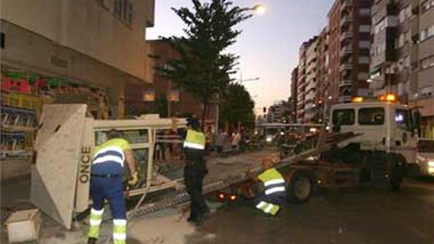 Dos heridas al caérseles un quiosco derribado por un coche en un accidente