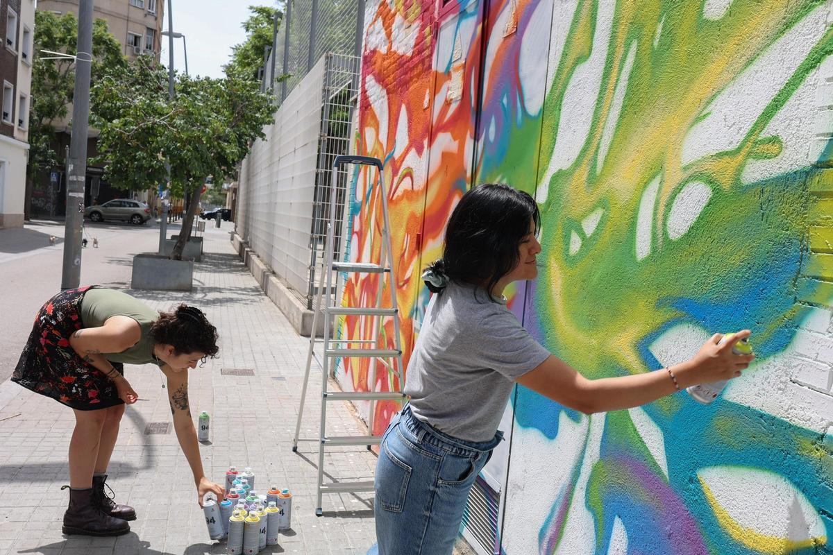 Mireia Ocaña y Yanett Tenorio pintan un mural en una instalación eléctrica de Endesa en L'Hospitalet