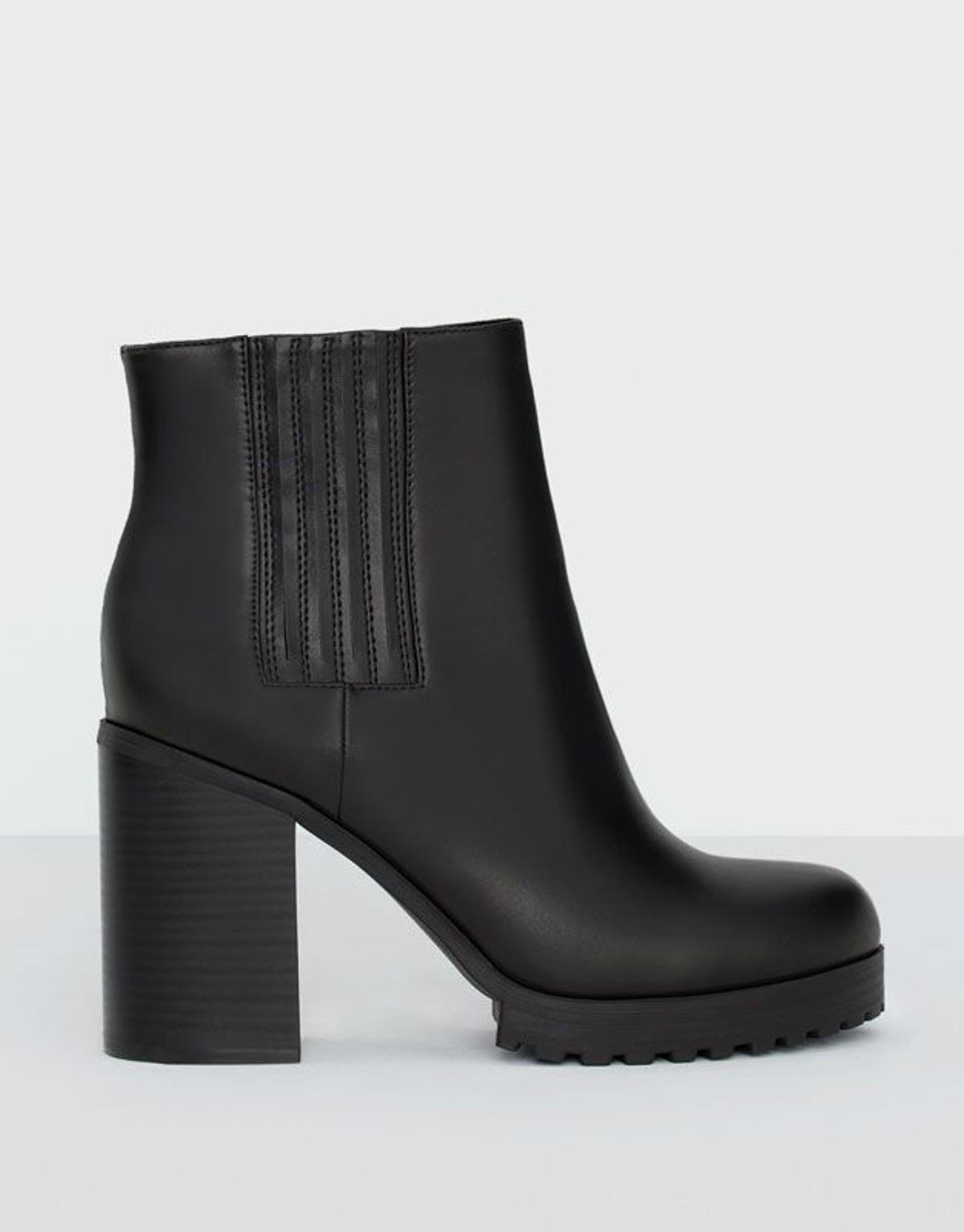 Rebajas Pull&amp;Bear: botines negros de tacón