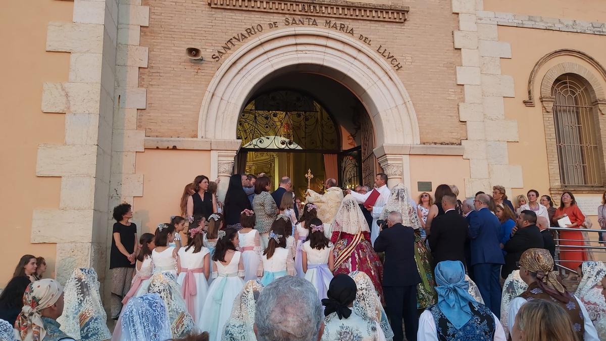 La puerta del Santuario llena de fieles