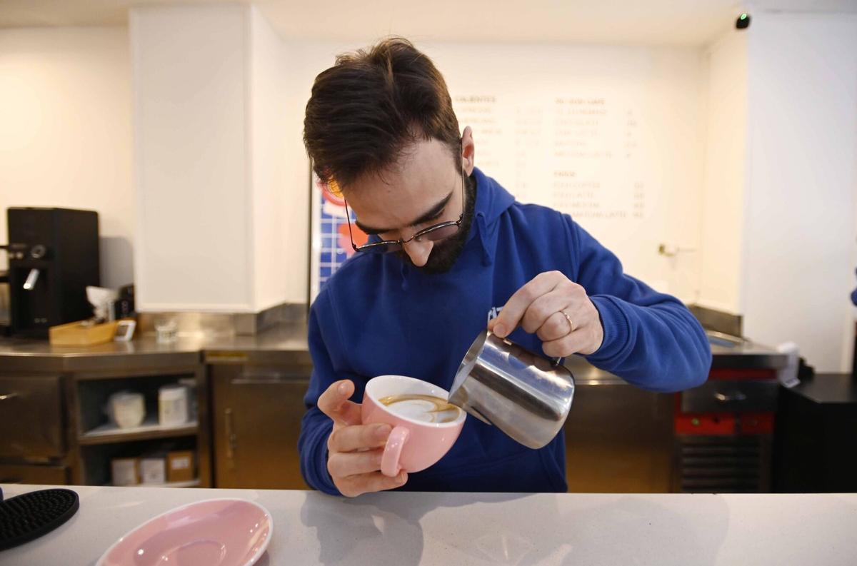 Hostelero argentino en Vigo, en una cafetería de López Mora