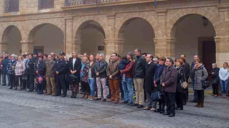 Silencio y repulsa contra la barbarie de los atentados de París