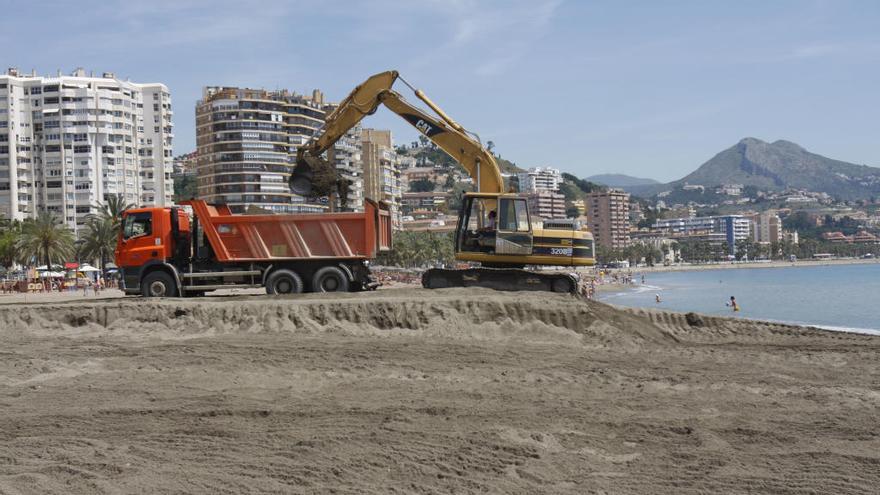 Maquinaria pesada para actuar sobre una playa de la provincia.