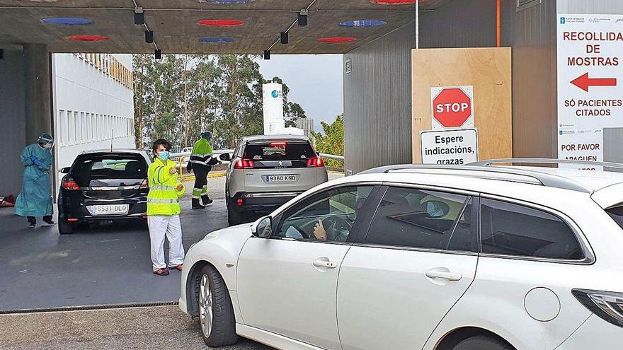 Las pruebas PCR siguen superando el millar diarias. Arriba, el auto-Covid del Meixoeiro.