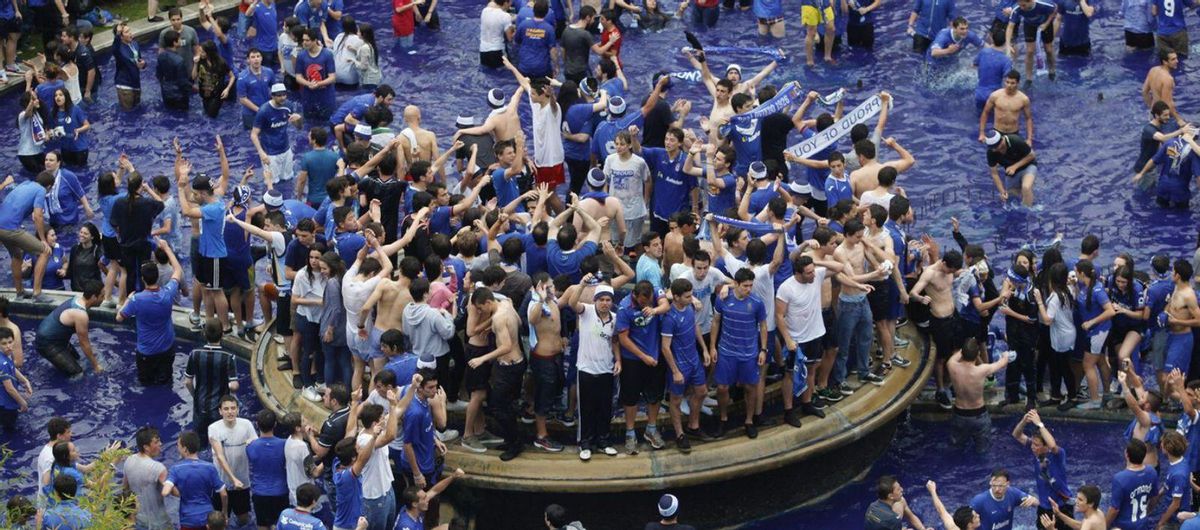 La celebración en la fuente de la Gabinona tras el ascenso de 2015.