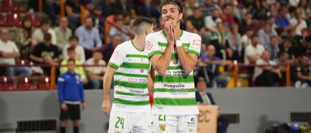 Zequi, frustrado en una acción del partido entre el Córdoba Futsal y el Jimbee Cartagena en Vista Alegre.
