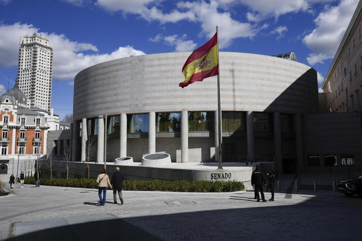 Detalle de la fachada del Senado, en Madrid.