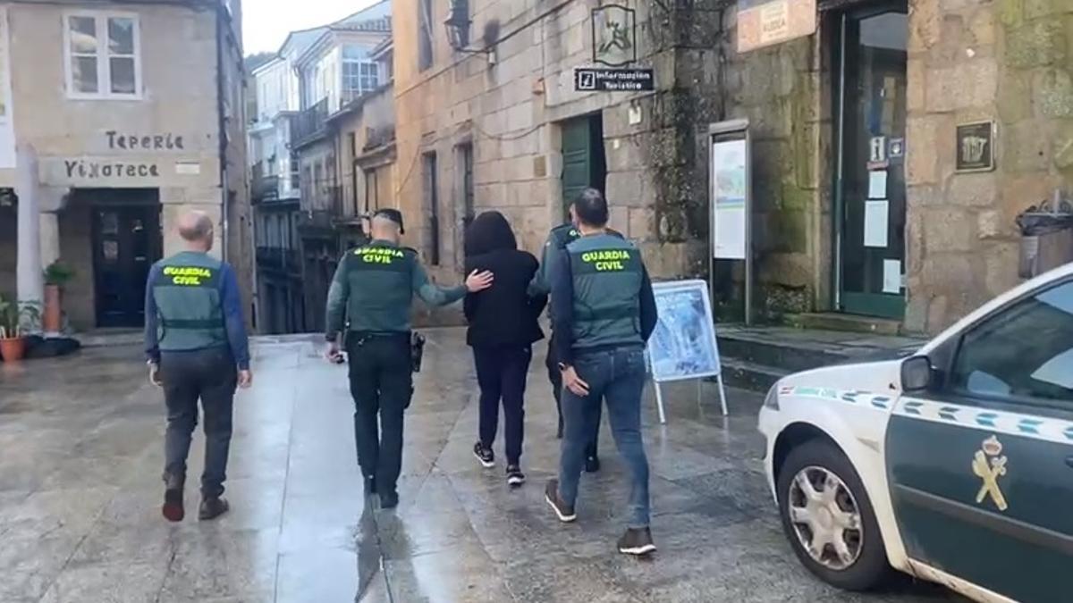 Agentes conducen a la mujer detenida al juzgado de Ribadavia.