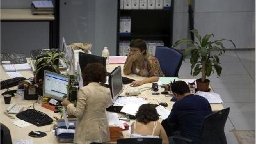 Funcionarios trabajando con el programa Cicerone en la Ciudad de la Justicia.