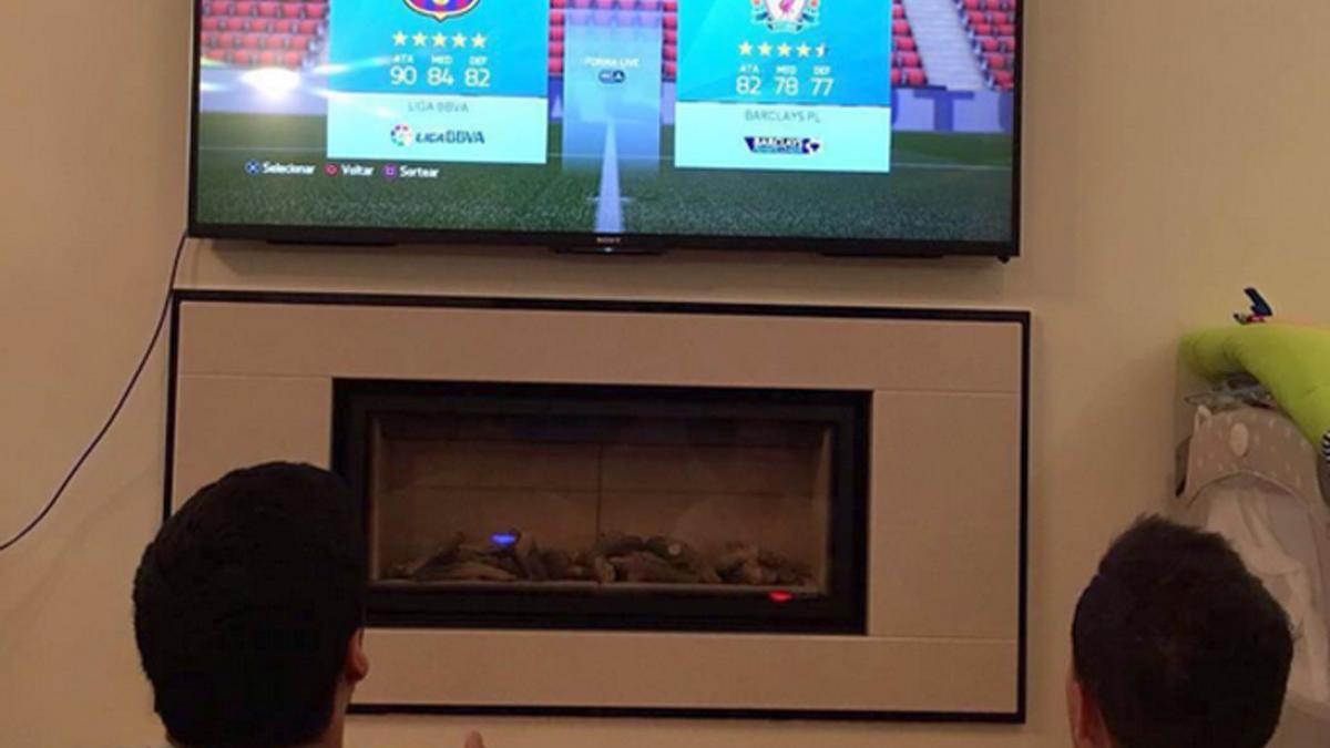 Luis Suárez y Coutinho jugando al FIFA 16