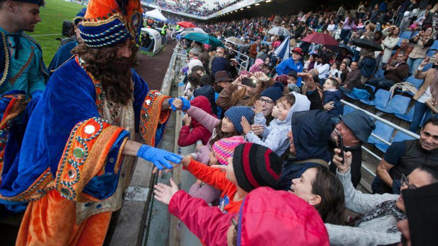 Acto de recibimiento de los Reyes Magos de Oriente en el estadio Heliodoro Rodríguez López, en Santa Cruz de Tenerife.