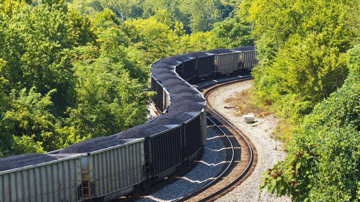Antes que viajeros, los trenes transportaban toneladas de carbón.
