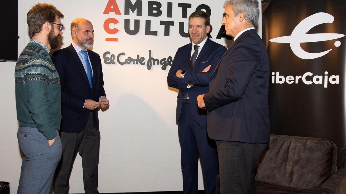 Roberto Ledesma, director territorial de Ibercaja y Francisco Mendoza, Responsable de Instituciones de El Corte Ingles Extremadura, junto a otros directivos.