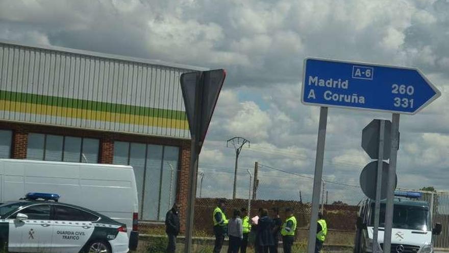 Agentes de la Guardia Civil, con los detenidos y la jueza.