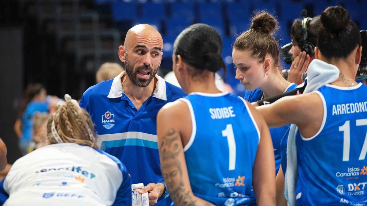 Juan Diego García da instrucciones a sus jugadoras en un encuentro de la Champions.