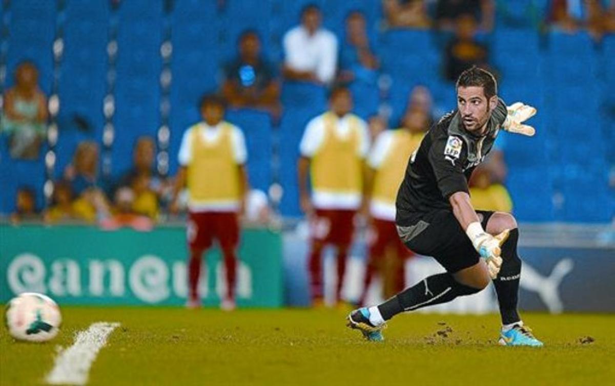 Casilla veu com la pilota es dirigeix a la porteria en la jugada del 0-1, obra de Colunga, ahir a l’estadi de Cornellà-el Prat. Casilla veu com la pilota es dirigeix a la porteria en la jugada del 0-1, obra de Colunga, ahir a l’estadi de Cornellà-el Prat.