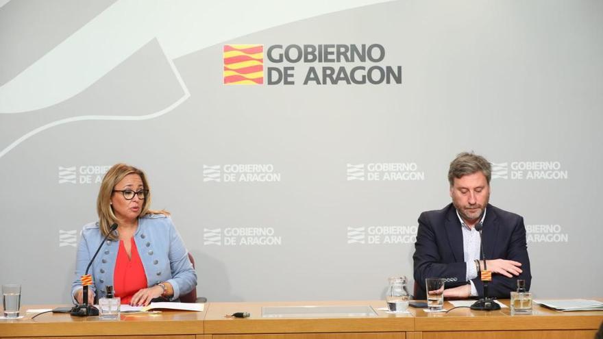 Los consejeros de Presidencia y Vertebración del Territorio del Ejecutivo aragonés, Mayte Pérez y José Luis Soro, esta miércoles tras la reunión del Consejo de Gobierno.