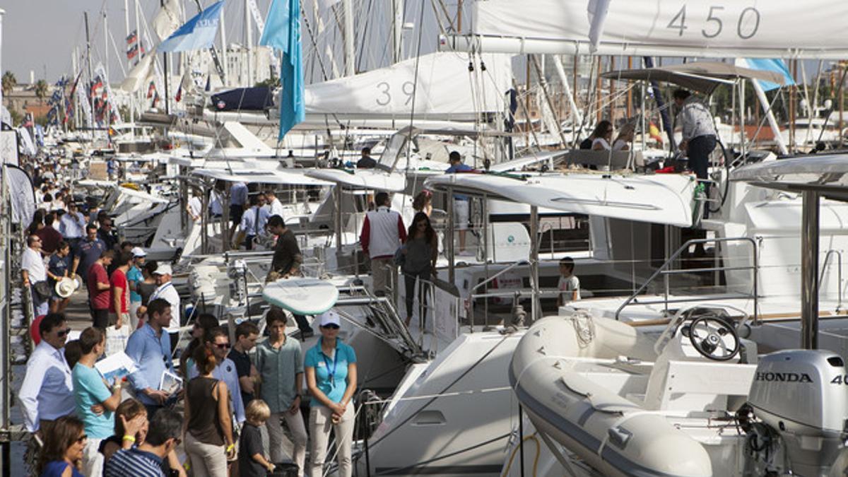 Visitantes en la muestra flotante de la pasada edición del Salón Náutico, en el Port Vell