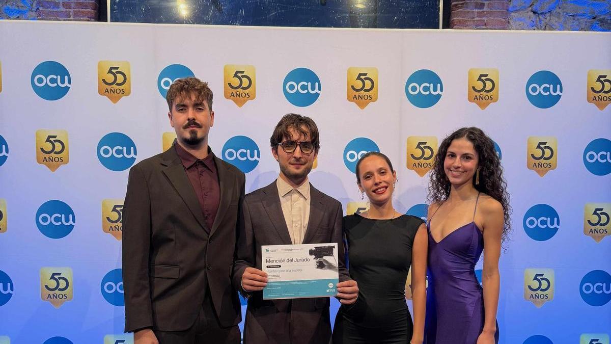 Miquel Jaume sostiene la mención especial de Netflix y la OCU, junto al equipo del proyecto.