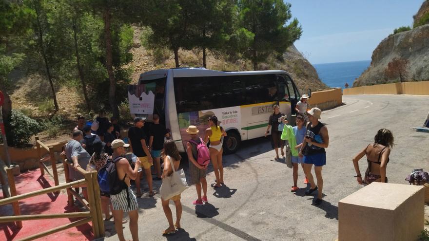 Benitatxell pone en marcha este fin de semana el autobús gratuito a la cala del Moraig