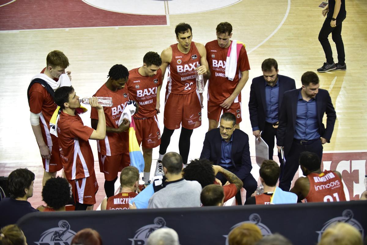 Pedro Martínez dona instruccions als seus jugadors durant el partit contra el Fuenlabrada