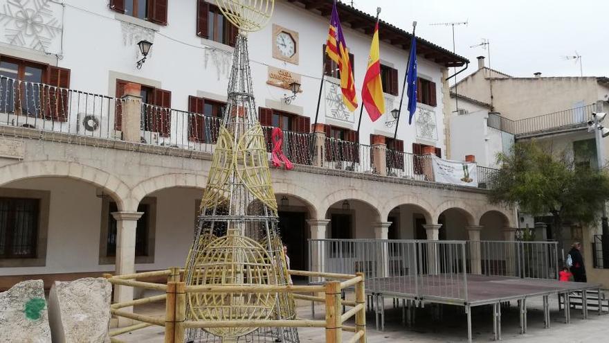 El árbol de Loterías ya ha sido instalado este jueves.