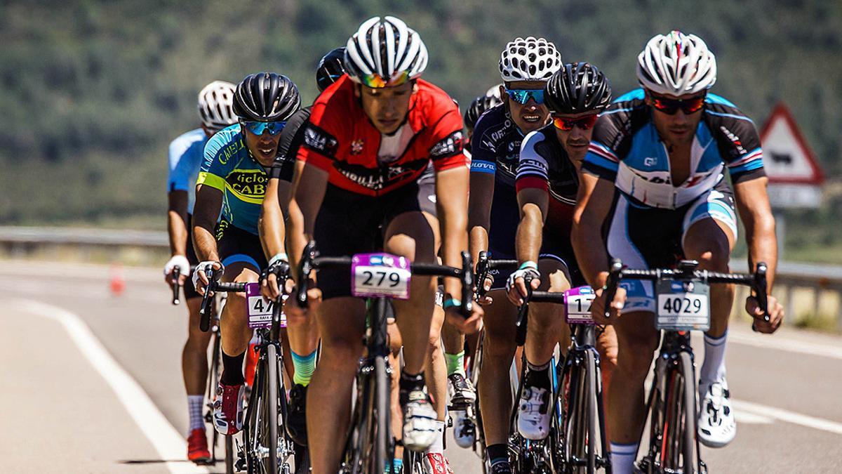 Ciclistas aficionados en la marcha Quebrantahuesos.