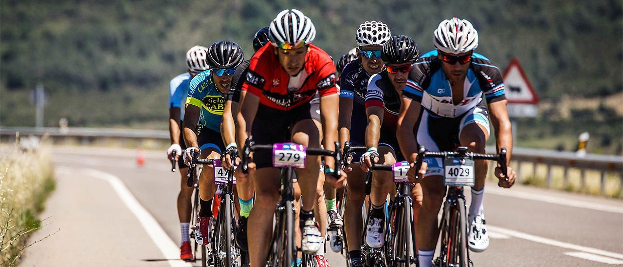 Ciclistas aficionados en la marcha Quebrantahuesos.