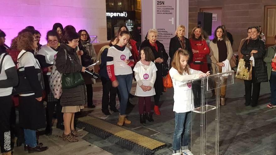 Lectura del manifiesto para conmemorar el Día contra la Violencia de Género, en Murcia.