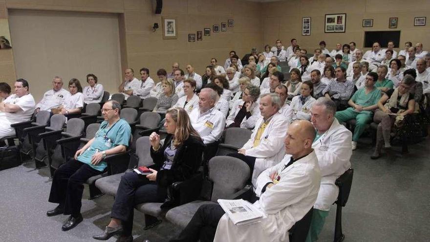 Médicos durante una asamblea sobre el incremento de jornada laboral.