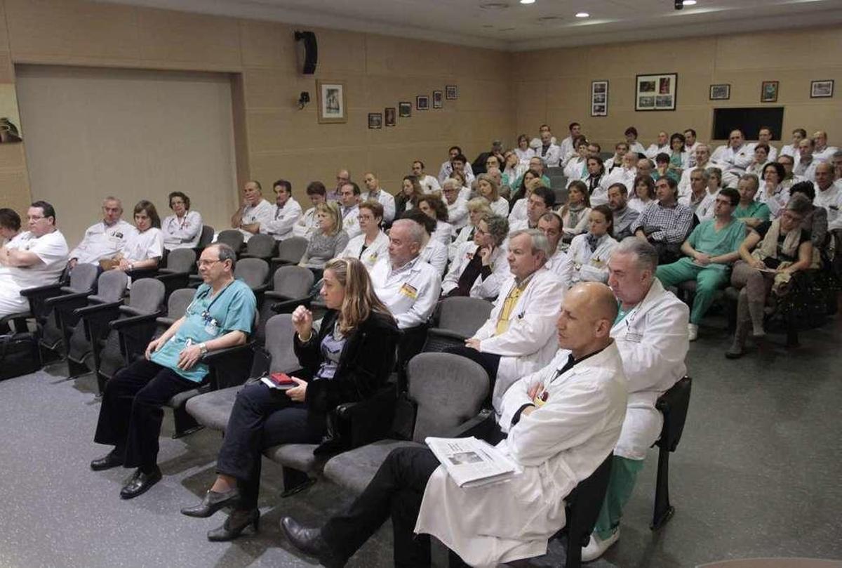 Médicos durante una asamblea sobre el incremento de jornada laboral.
