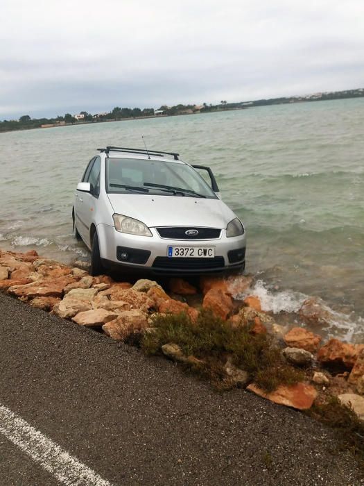 Dos coches caen al agua en s'Estany Pudent