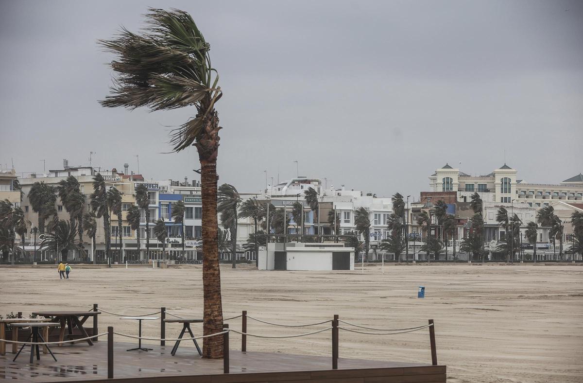 Viento en la playa de la Malva-rosa de València este lunes.