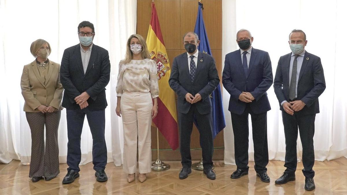 Yolanda Díaz junto a Pedreño, Joaquín Pérez, Luis Miguel Jurado, Ángel Villafranca y Carmen Comos