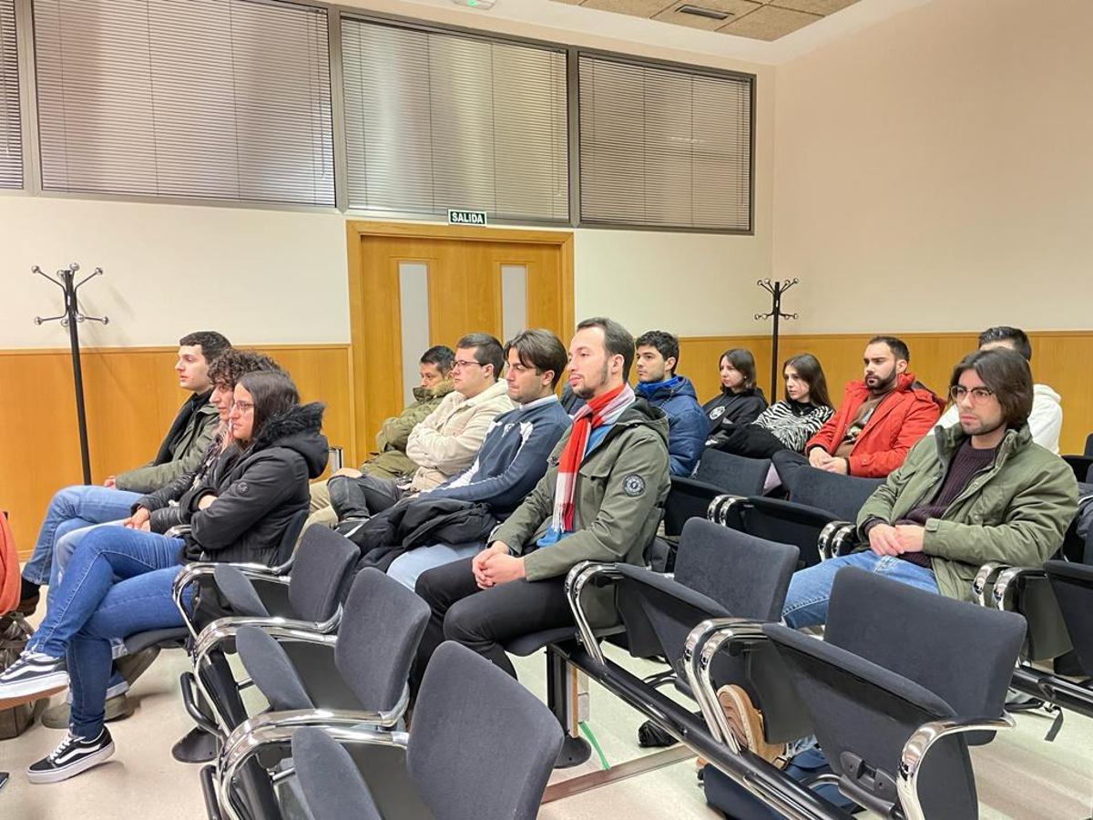 Alumnos de la EPM, durante la jornada de seguridad vial. | C. M. B.