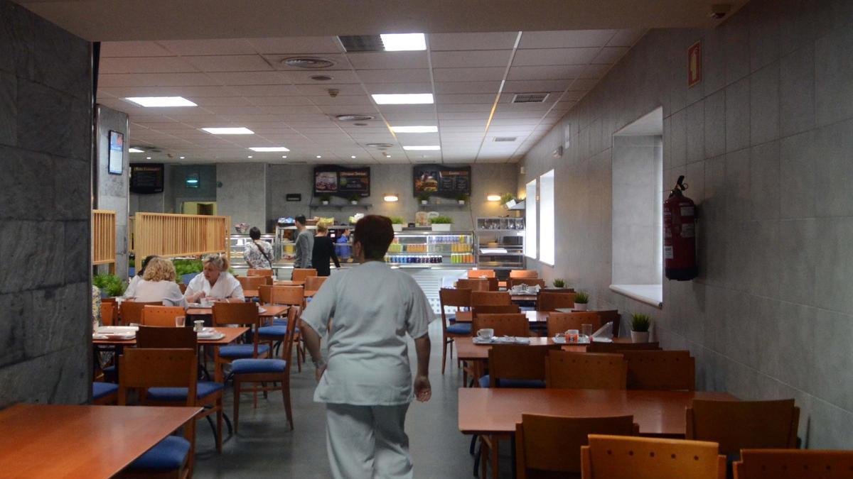 Interior de la cafetería y comedor público del Hospital do Salnés.