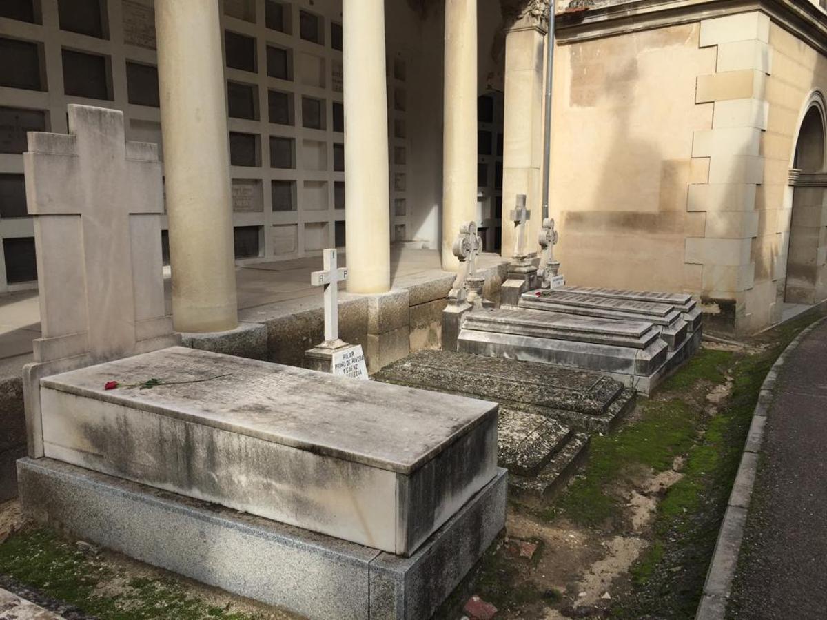 Tumbas de la familia Primo de Rivera en el cementerio Sacramental de San Isidro de Madrid.