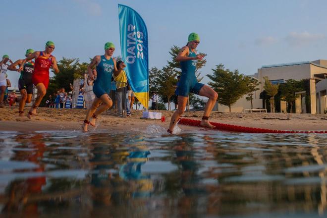 Una fotografía que proporciona la Asociación de Comités Olímpicos Nacionales muestra a los atletas que compiten en la carrera de aquatlón en la playa Katara de Doha, en el cuarto día de los primeros Juegos Mundiales de Playa ANOC.