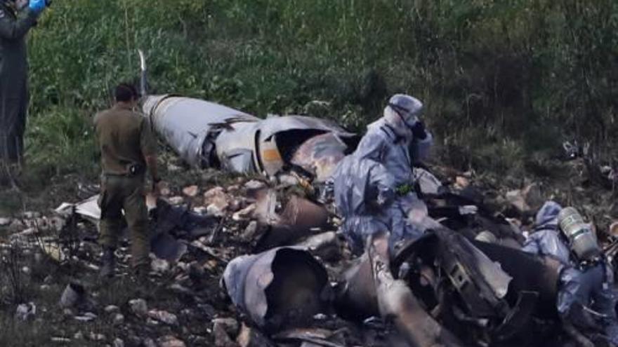 Restes de l&#039;avió militar abatut, en territori israelià.