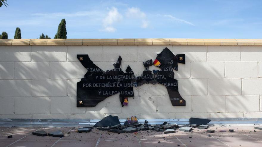 La placa homenaje a los republicanos del cementerio, destrozada a golpes