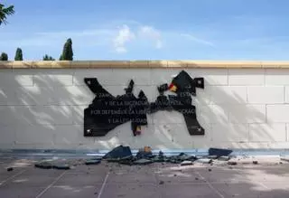 La placa homenaje a los republicanos del cementerio, destrozada a golpes