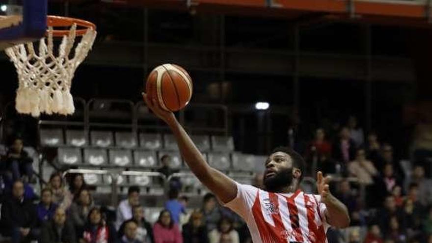 Kenny Ejim hace una bandeja para anotar frente a Ponferrada.